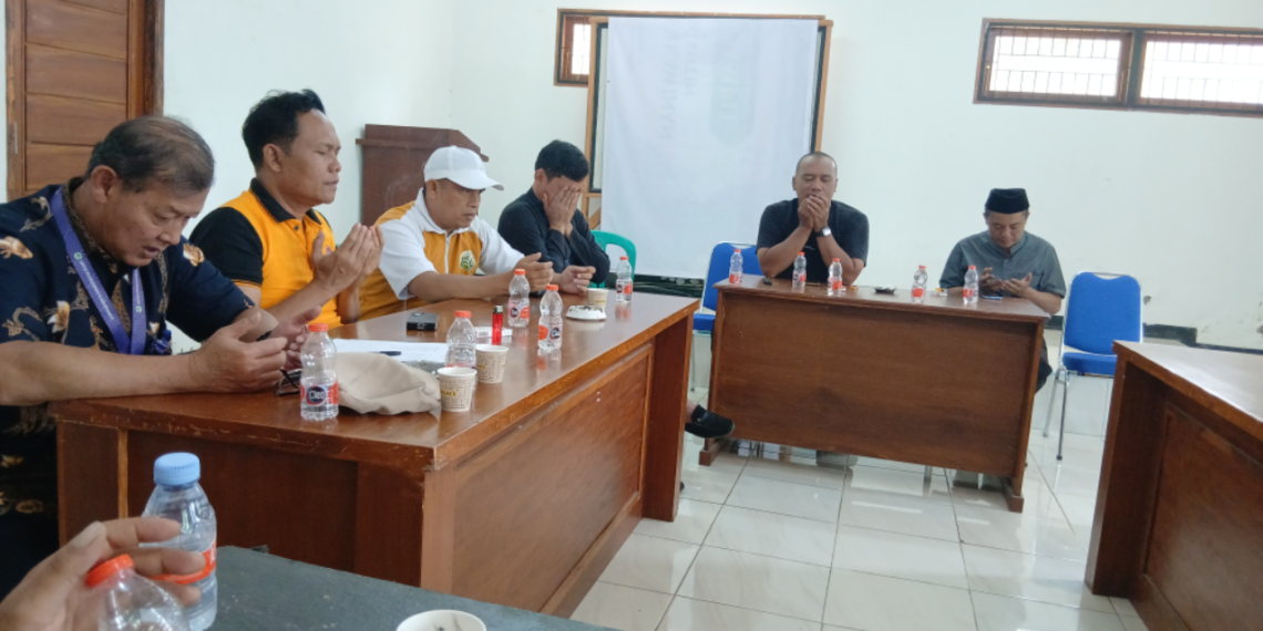Kepala KUA Kadudampit Pimpin Doa dalam Rapat Persiapan Camp Religi dan Hari Santri