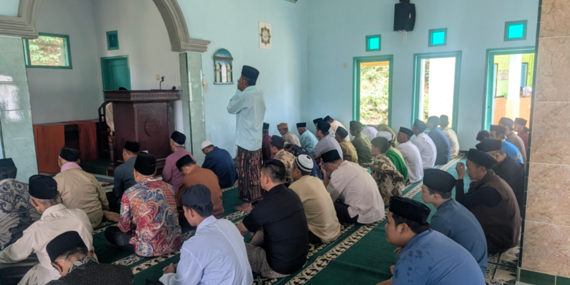 Kepala KUA Cicantayan Sosialisasikan Wakaf Produktif dalam Safari Jumat Keliling