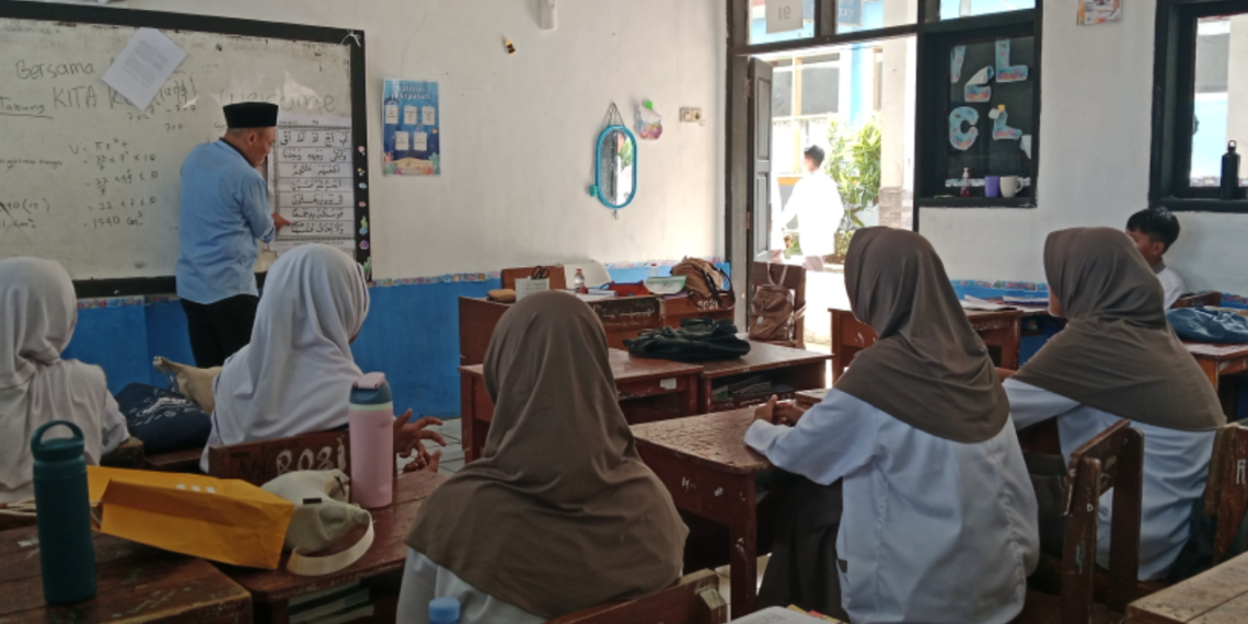 Penyuluh KUA Cicurug Bimbing Siswa SMPN 1 Cicurug Berantas Buta Huruf Al-Qur’an