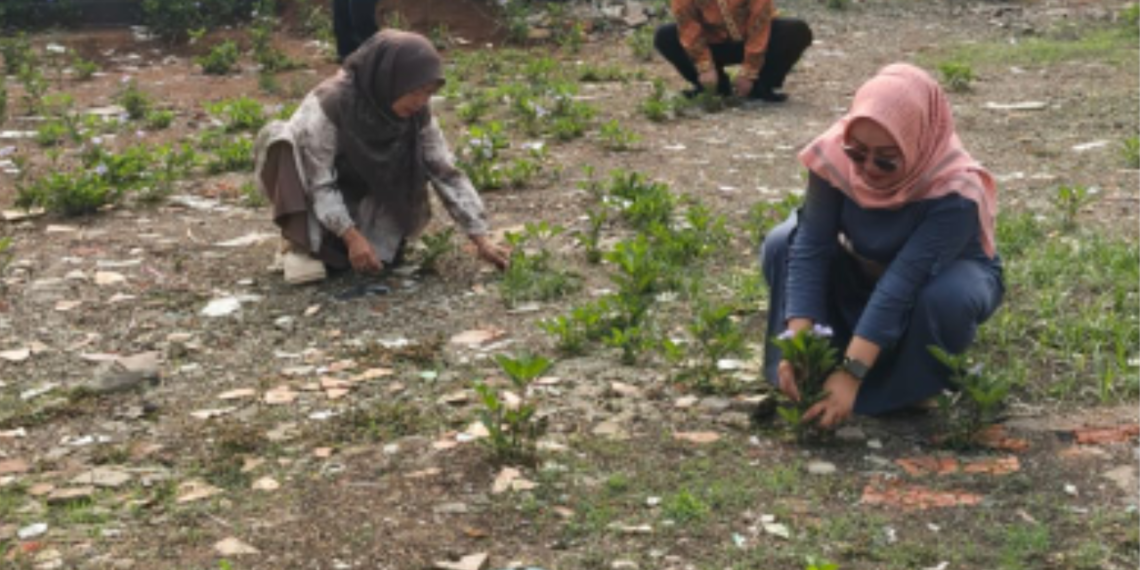 KUA Cibadak Gelar Jumat Bersih, Perkuat Kepedulian terhadap Lingkungan Kerja