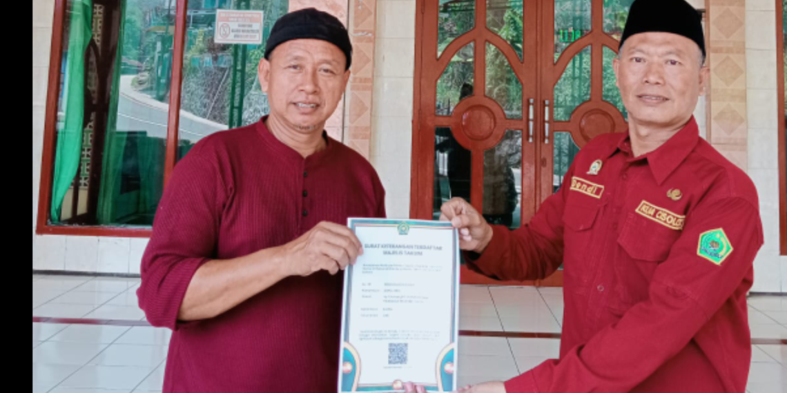Penyuluh KUA Cisolok Serahkan SKT Majelis Taklim Guna Perkuat Tata Kelola dan Perlindungan Hukum