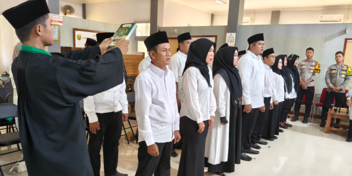 Perkuat Sinergi Lintas Sektor, Penghulu KUA Palabuhanratu Pimpin Doa Pelantikan Anggota BPD
