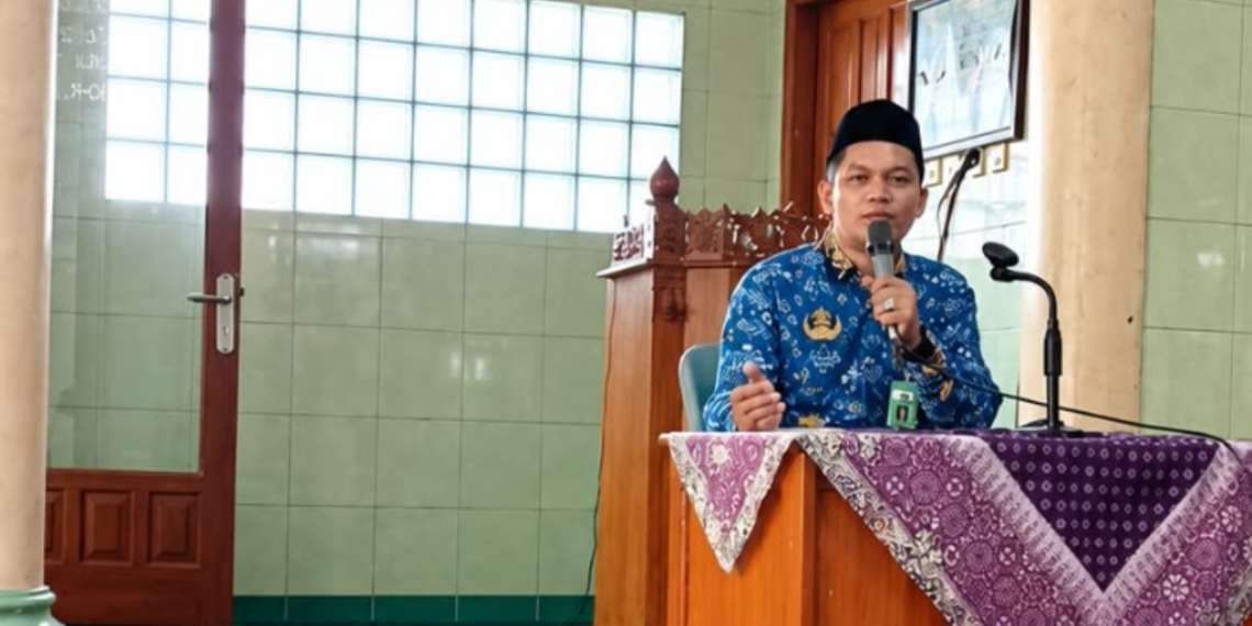 Penyuluh KUA Cikembar Sosialisasikan Program Wajib Halal Oktober kepada Jamaah Majelis Taklim