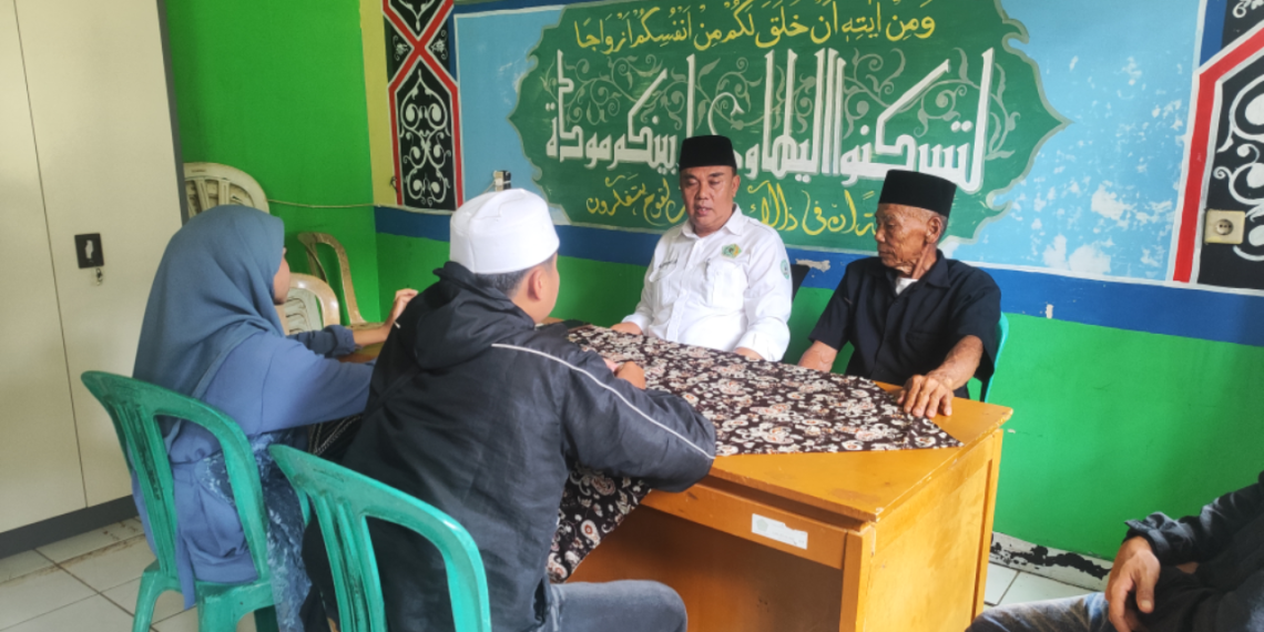 Kepala KUA Cikakak Layani Konsultasi Pencatatan Pernikahan bagi Warga