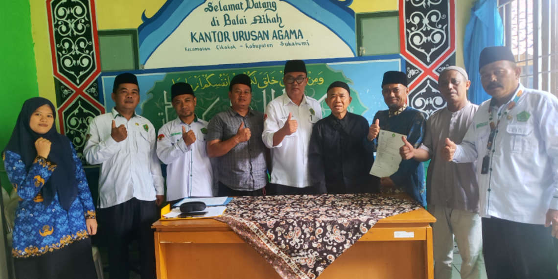 Kepala KUA Cikakak Serahkan Akta Ikrar Wakaf untuk Dukung Tertib Administrasi