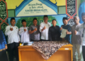 Kepala KUA Cikakak Serahkan Akta Ikrar Wakaf untuk Dukung Tertib Administrasi