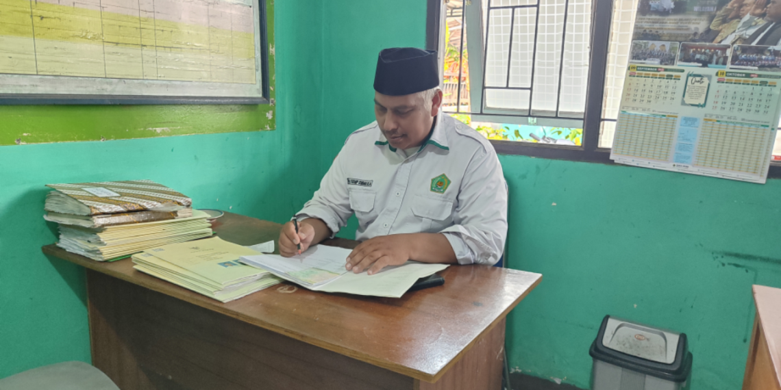 PLO KUA Cidahu Periksa Kelengkapan Administrasi Persyaratan Pernikahan