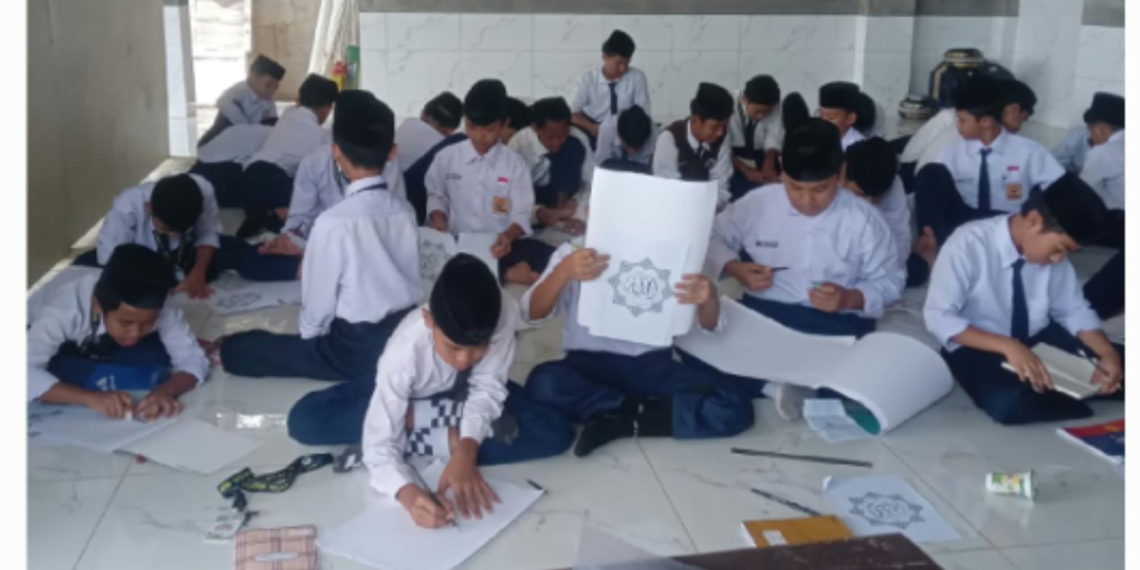 Semarak Hari Santri Nasional 2026, Penyuluh KUA Cibadak Bimbing Santri Membuat Karya Kaligrafi