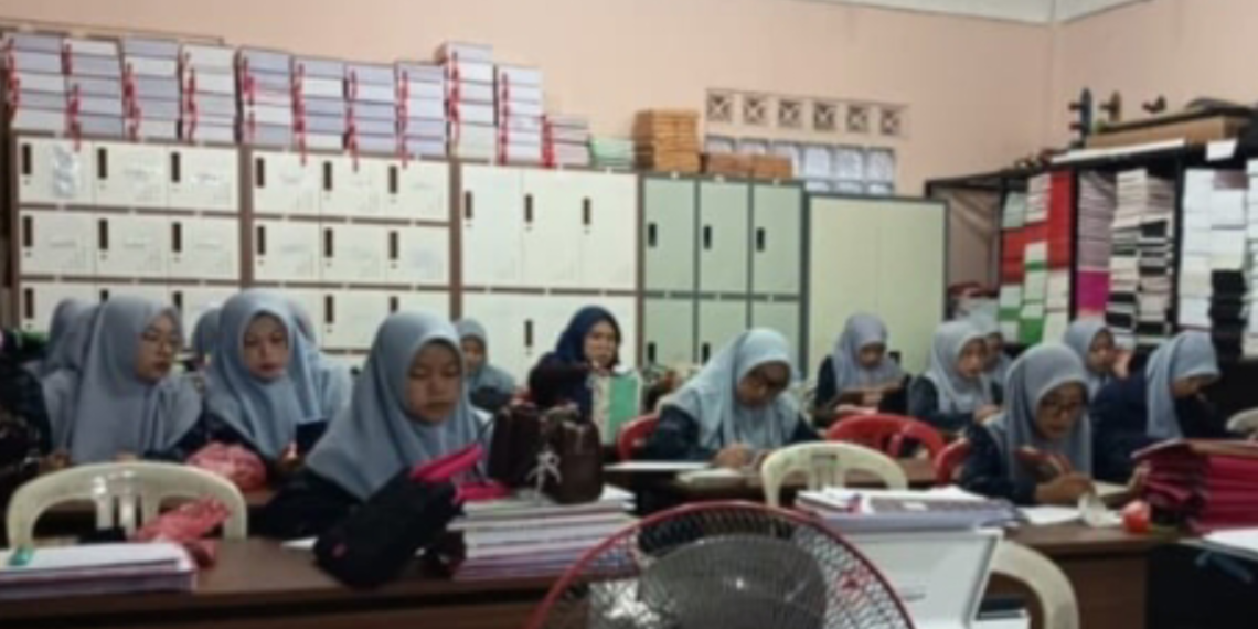 Awali Aktivitas Mengajar dengan Bersholawat, Guru MI dan TKQ Baitussalam Cisaat Bangun Tradisi Spiritual Pagi